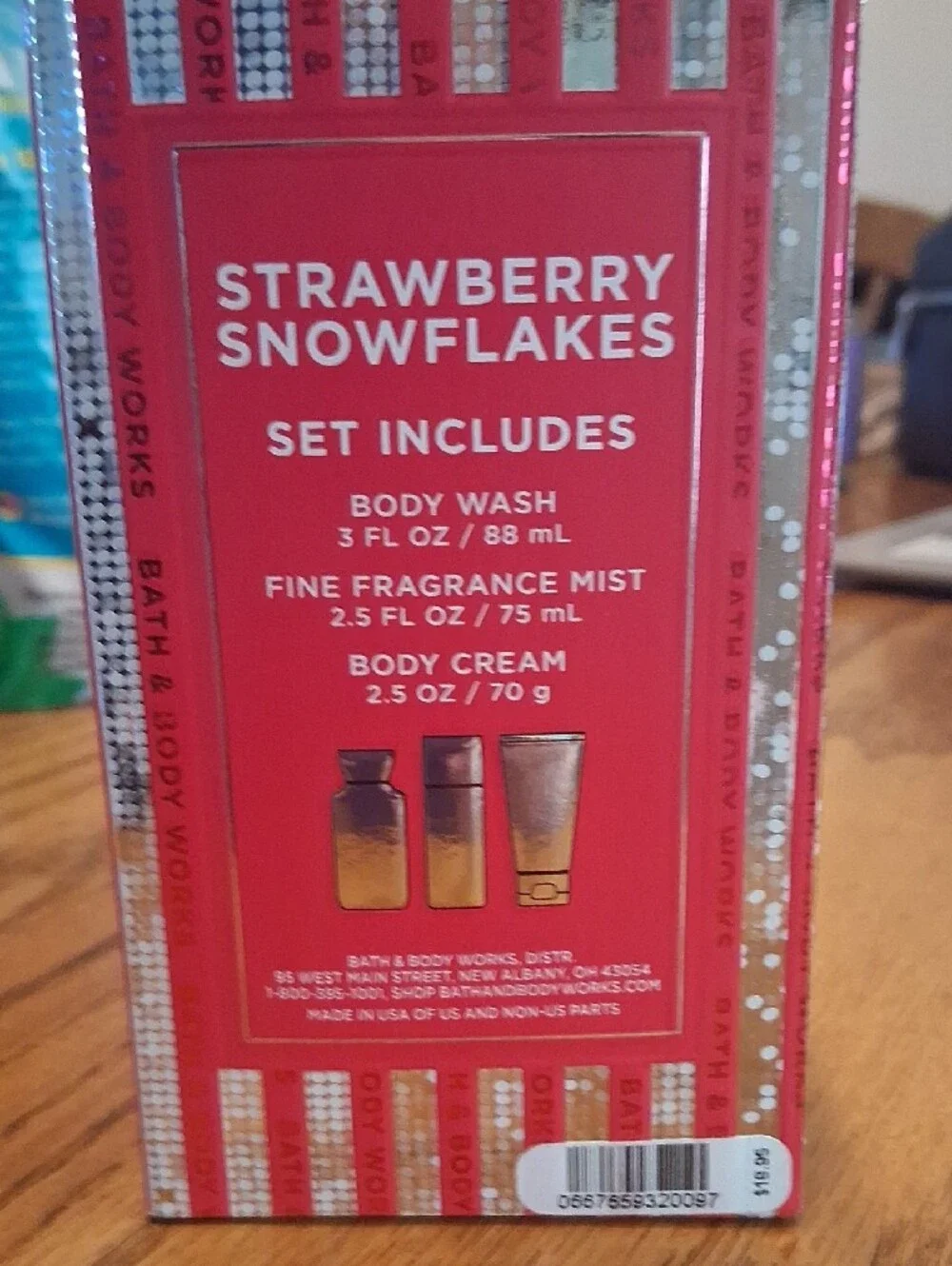 Bath & Body Works Strawberry Snowflakes Gift Set - Red & Silver